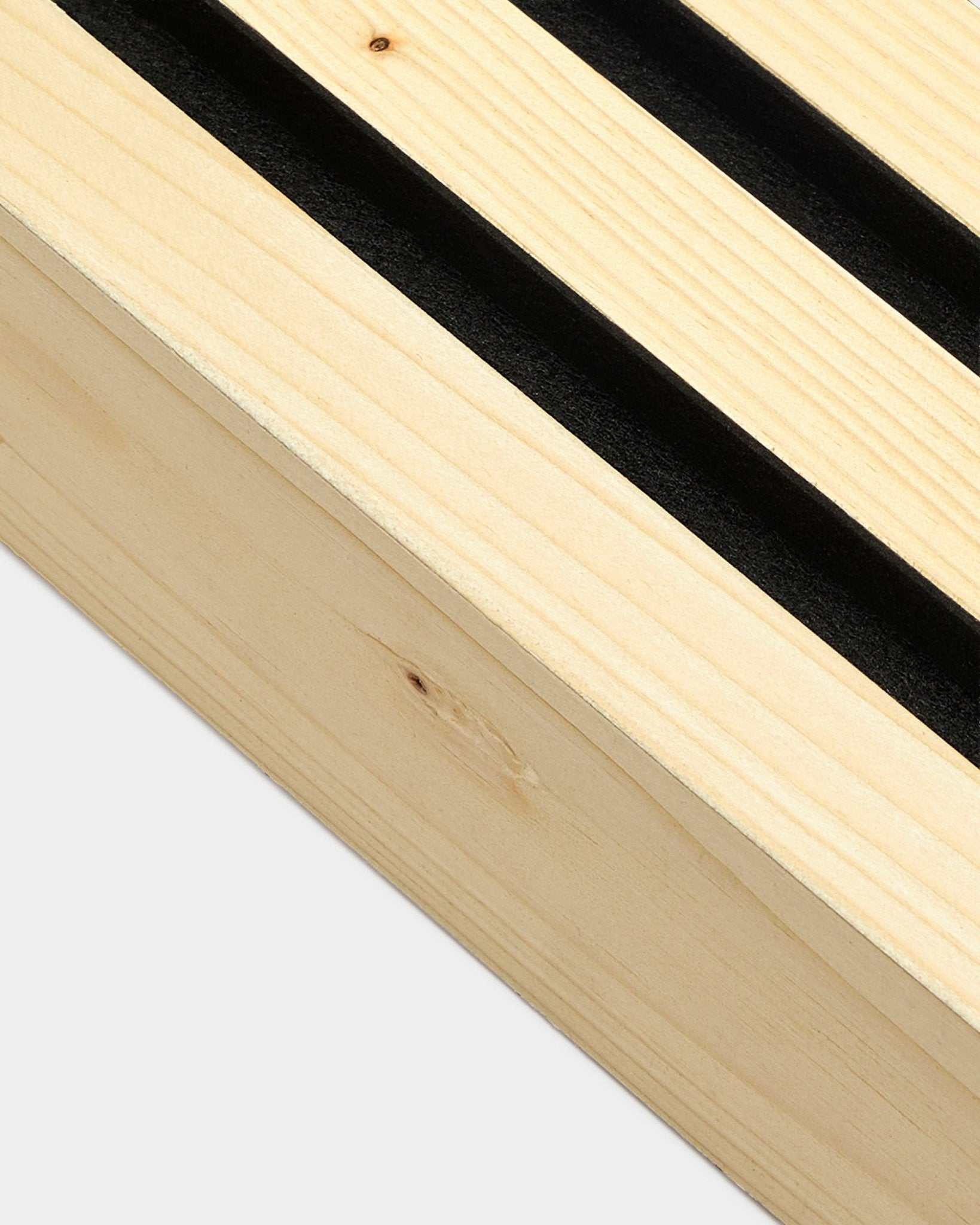 Gros plan sur une lamelle de finition WoodUpp en finition Alp, large de 6,7 cm, avec un veinage du bois détaillé ; conçue pour une installation murale nordique Panneau acoustique ou Akupanel.